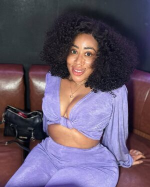 Moyo Lawal Instagram - Always in bloom 🌹
Skinplug @moyolawalplus