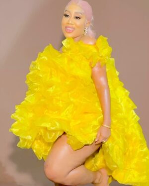 Moyo Lawal Instagram - Just a very lucky girl 💛⭐️⭐️⭐️⭐️⭐️
Styled @selizroyal_headwears 
Skinplug @moyolawalplus 
#soblessedandfiercelygrateful 
P.s slide 3 is my fav