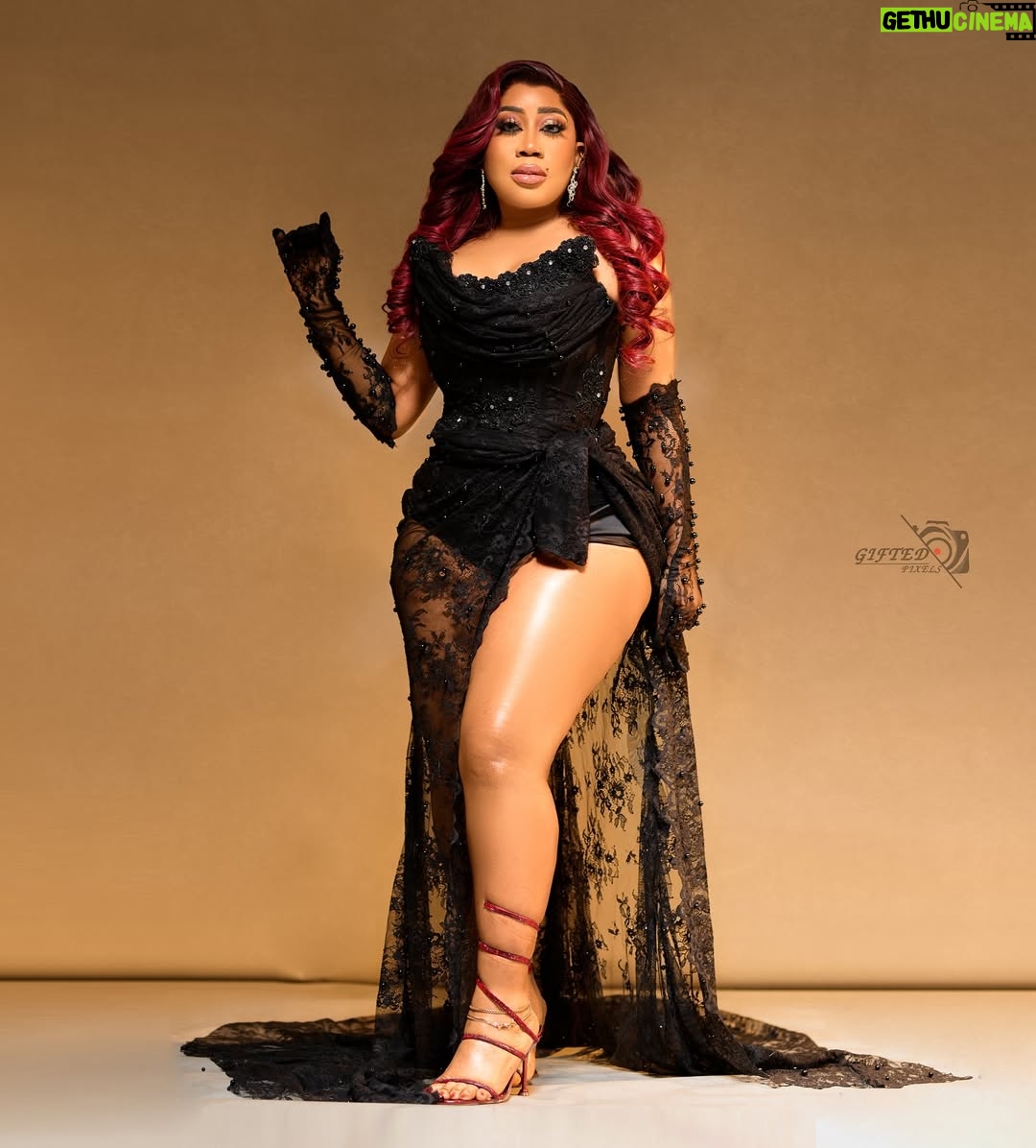 Moyo Lawal - 15.2K Likes - Miss me 💌
Skinplug @moyolawalplus
Outfit @gwillsdesigns