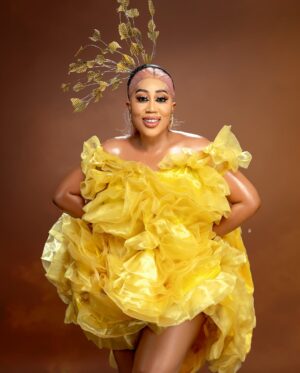 Moyo Lawal Instagram - Just a very lucky girl 💛⭐️⭐️⭐️⭐️⭐️
Styled @selizroyal_headwears 
Skinplug @moyolawalplus 
#soblessedandfiercelygrateful 
P.s slide 3 is my fav