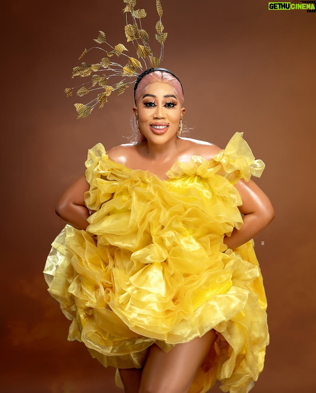 Moyo Lawal - 20.5K Likes - Just a very lucky girl 💛⭐️⭐️⭐️⭐️⭐️
Styled @selizroyal_headwears
Skinplug @moyolawalplus
#soblessedandfiercelygrateful
P.s slide 3 is my fav