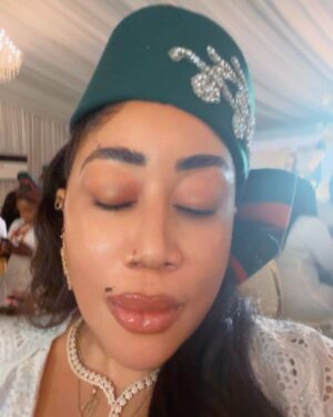 Moyo Lawal Instagram - Just apply glossy or lipstick and you can go out like that … swipe 🙃… cc @moyolawalplus 
P.s meanwhile it is time to go back to birthday posts ooh 🤣🤣🤣and I have not picked second winner yet ?? Abi ??