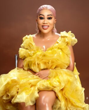 Moyo Lawal Instagram - A ray of sunshine ☀️ that has absolutely no capacity to hate or dislike no matter the circumstances….. …. ….. …. Accordingly to 
Romans  12-19 …. Do not take revenge, my dear friends, but leave room for Gods wrath, for it is written ; it is mine to avenge”. Says the lord. (20).. on the contrary; if your enemy is hungry , feed him ; if he is thirsty, give him something to drink … … 
#loveandlight always 
#soblessedandfiercelygrateful 
🎆 @praise_that_photographer 
💄 @iwalewa_signatures 
👗  @selizroyal_headwears 
Skinplug @moyolawalplus 
#moyobaby