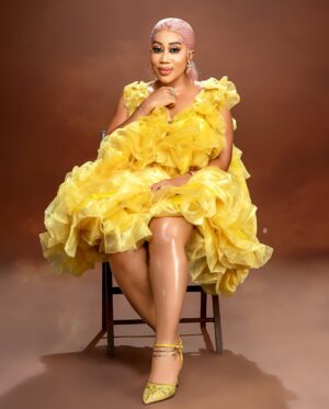 Moyo Lawal Instagram - A ray of sunshine ☀️ that has absolutely no capacity to hate or dislike no matter the circumstances….. …. ….. …. Accordingly to 
Romans  12-19 …. Do not take revenge, my dear friends, but leave room for Gods wrath, for it is written ; it is mine to avenge”. Says the lord. (20).. on the contrary; if your enemy is hungry , feed him ; if he is thirsty, give him something to drink … … 
#loveandlight always 
#soblessedandfiercelygrateful 
🎆 @praise_that_photographer 
💄 @iwalewa_signatures 
👗  @selizroyal_headwears 
Skinplug @moyolawalplus 
#moyobaby