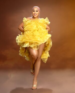 Moyo Lawal Instagram - A ray of sunshine ☀️ that has absolutely no capacity to hate or dislike no matter the circumstances….. …. ….. …. Accordingly to 
Romans  12-19 …. Do not take revenge, my dear friends, but leave room for Gods wrath, for it is written ; it is mine to avenge”. Says the lord. (20).. on the contrary; if your enemy is hungry , feed him ; if he is thirsty, give him something to drink … … 
#loveandlight always 
#soblessedandfiercelygrateful 
🎆 @praise_that_photographer 
💄 @iwalewa_signatures 
👗  @selizroyal_headwears 
Skinplug @moyolawalplus 
#moyobaby