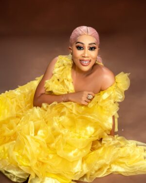 Moyo Lawal Instagram - A ray of sunshine ☀️ that has absolutely no capacity to hate or dislike no matter the circumstances….. …. ….. …. Accordingly to 
Romans  12-19 …. Do not take revenge, my dear friends, but leave room for Gods wrath, for it is written ; it is mine to avenge”. Says the lord. (20).. on the contrary; if your enemy is hungry , feed him ; if he is thirsty, give him something to drink … … 
#loveandlight always 
#soblessedandfiercelygrateful 
🎆 @praise_that_photographer 
💄 @iwalewa_signatures 
👗  @selizroyal_headwears 
Skinplug @moyolawalplus 
#moyobaby