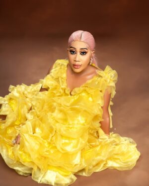 Moyo Lawal Instagram - A ray of sunshine ☀️ that has absolutely no capacity to hate or dislike no matter the circumstances….. …. ….. …. Accordingly to 
Romans  12-19 …. Do not take revenge, my dear friends, but leave room for Gods wrath, for it is written ; it is mine to avenge”. Says the lord. (20).. on the contrary; if your enemy is hungry , feed him ; if he is thirsty, give him something to drink … … 
#loveandlight always 
#soblessedandfiercelygrateful 
🎆 @praise_that_photographer 
💄 @iwalewa_signatures 
👗  @selizroyal_headwears 
Skinplug @moyolawalplus 
#moyobaby