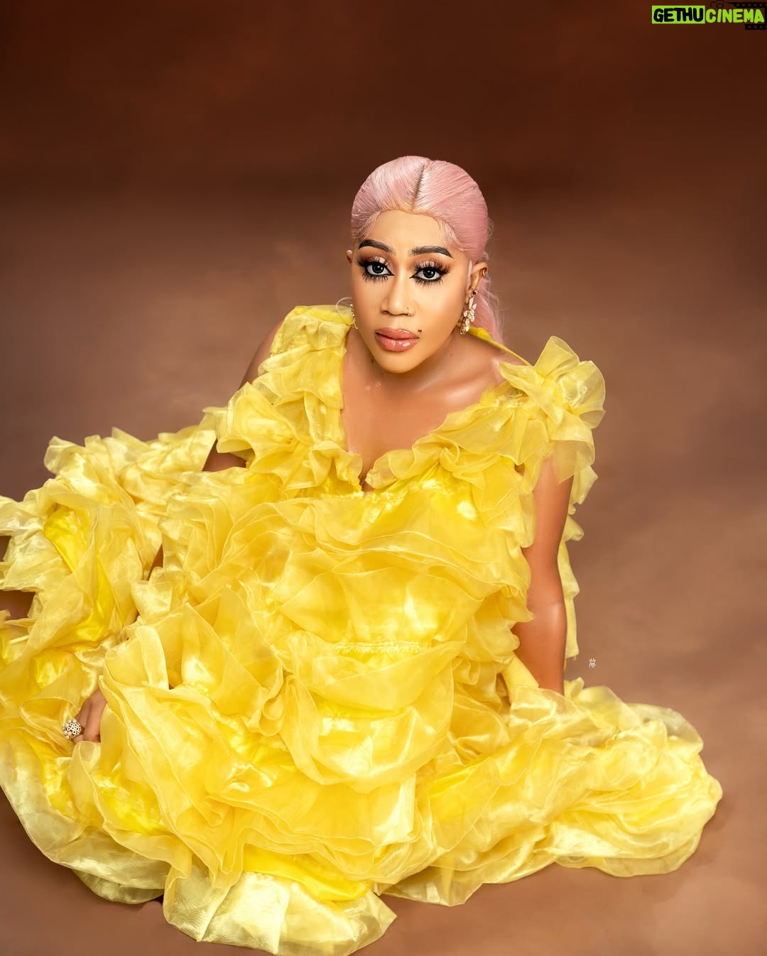 Moyo Lawal - 19.7K Likes - A ray of sunshine ☀️ that has absolutely no capacity to hate or dislike no matter the circumstances….. …. ….. …. Accordingly to
Romans 12-19 …. Do not take revenge, my dear friends, but leave room for Gods wrath, for it is written ; it is mine to avenge”. Says the lord. (20).. on the contrary; if your enemy is hungry , feed him ; if he is thirsty, give him something to drink … …
#loveandlight always
#soblessedandfiercelygrateful
🎆 @praise_that_photographer
💄 @iwalewa_signatures
👗 @selizroyal_headwears
Skinplug @moyolawalplus
#moyobaby