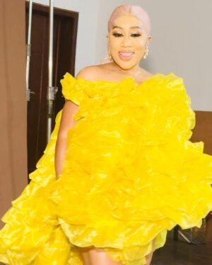 Moyo Lawal Instagram - A ray of sunshine ☀️ that has absolutely no capacity to hate or dislike no matter the circumstances….. …. ….. …. Accordingly to 
Romans  12-19 …. Do not take revenge, my dear friends, but leave room for Gods wrath, for it is written ; it is mine to avenge”. Says the lord. (20).. on the contrary; if your enemy is hungry , feed him ; if he is thirsty, give him something to drink … … 
#loveandlight always 
#soblessedandfiercelygrateful 
🎆 @praise_that_photographer 
💄 @iwalewa_signatures 
👗  @selizroyal_headwears 
Skinplug @moyolawalplus 
#moyobaby