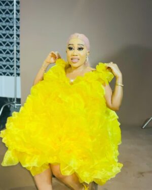 Moyo Lawal Instagram - A ray of sunshine ☀️ that has absolutely no capacity to hate or dislike no matter the circumstances….. …. ….. …. Accordingly to 
Romans  12-19 …. Do not take revenge, my dear friends, but leave room for Gods wrath, for it is written ; it is mine to avenge”. Says the lord. (20).. on the contrary; if your enemy is hungry , feed him ; if he is thirsty, give him something to drink … … 
#loveandlight always 
#soblessedandfiercelygrateful 
🎆 @praise_that_photographer 
💄 @iwalewa_signatures 
👗  @selizroyal_headwears 
Skinplug @moyolawalplus 
#moyobaby