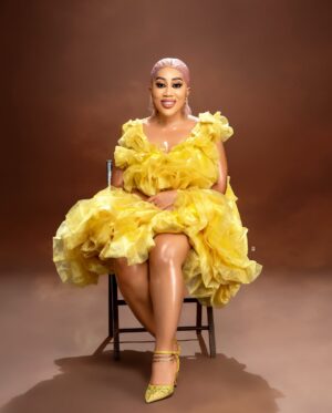 Moyo Lawal Instagram - A ray of sunshine ☀️ that has absolutely no capacity to hate or dislike no matter the circumstances….. …. ….. …. Accordingly to 
Romans  12-19 …. Do not take revenge, my dear friends, but leave room for Gods wrath, for it is written ; it is mine to avenge”. Says the lord. (20).. on the contrary; if your enemy is hungry , feed him ; if he is thirsty, give him something to drink … … 
#loveandlight always 
#soblessedandfiercelygrateful 
🎆 @praise_that_photographer 
💄 @iwalewa_signatures 
👗  @selizroyal_headwears 
Skinplug @moyolawalplus 
#moyobaby
