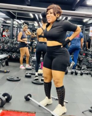 Moyo Lawal Instagram - Slide 2 is  what I really do throughout my workout 🙈then d last slide seems to be a fav🤷‍♂️…. How I still get amazing results is totally beyond me 🤣🤣my trainer has seen sege in this life eeeeh …. …. P.s if like me , you have naturally fat wobbly thighs and you are not doing any of this workouts …. I don’t even know what to tell you 🥹🥹…. Yes … my body is still paining me 😭🥹everywhere 🤷‍♂️
Skinplug @moyolawalplus 
#Gymgirlie