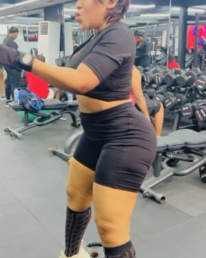 Moyo Lawal Instagram - Slide 2 is  what I really do throughout my workout 🙈then d last slide seems to be a fav🤷‍♂️…. How I still get amazing results is totally beyond me 🤣🤣my trainer has seen sege in this life eeeeh …. …. P.s if like me , you have naturally fat wobbly thighs and you are not doing any of this workouts …. I don’t even know what to tell you 🥹🥹…. Yes … my body is still paining me 😭🥹everywhere 🤷‍♂️
Skinplug @moyolawalplus 
#Gymgirlie