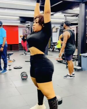 Moyo Lawal Instagram - Slide 2 is  what I really do throughout my workout 🙈then d last slide seems to be a fav🤷‍♂️…. How I still get amazing results is totally beyond me 🤣🤣my trainer has seen sege in this life eeeeh …. …. P.s if like me , you have naturally fat wobbly thighs and you are not doing any of this workouts …. I don’t even know what to tell you 🥹🥹…. Yes … my body is still paining me 😭🥹everywhere 🤷‍♂️
Skinplug @moyolawalplus 
#Gymgirlie