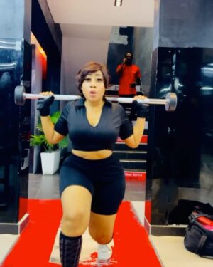 Moyo Lawal Instagram - Slide 2 is  what I really do throughout my workout 🙈then d last slide seems to be a fav🤷‍♂️…. How I still get amazing results is totally beyond me 🤣🤣my trainer has seen sege in this life eeeeh …. …. P.s if like me , you have naturally fat wobbly thighs and you are not doing any of this workouts …. I don’t even know what to tell you 🥹🥹…. Yes … my body is still paining me 😭🥹everywhere 🤷‍♂️
Skinplug @moyolawalplus 
#Gymgirlie