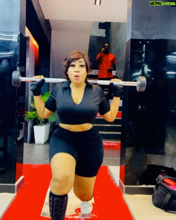 Moyo Lawal - 16.1K Likes - Slide 2 is what I really do throughout my workout 🙈then d last slide seems to be a fav🤷♂️…. How I still get amazing results is totally beyond me 🤣🤣my trainer has seen sege in this life eeeeh …. …. P.s if like me , you have naturally fat wobbly thighs and you are not doing any of this workouts …. I don’t even know what to tell you 🥹🥹…. Yes … my body is still paining me 😭🥹everywhere 🤷♂️
Skinplug @moyolawalplus
#Gymgirlie