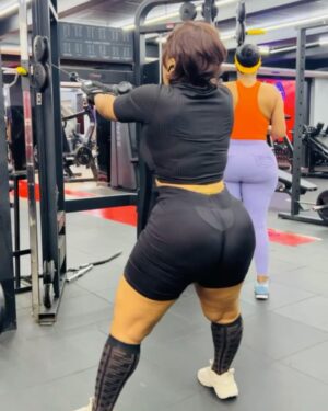 Moyo Lawal Instagram - Slide 2 is  what I really do throughout my workout 🙈then d last slide seems to be a fav🤷‍♂️…. How I still get amazing results is totally beyond me 🤣🤣my trainer has seen sege in this life eeeeh …. …. P.s if like me , you have naturally fat wobbly thighs and you are not doing any of this workouts …. I don’t even know what to tell you 🥹🥹…. Yes … my body is still paining me 😭🥹everywhere 🤷‍♂️
Skinplug @moyolawalplus 
#Gymgirlie