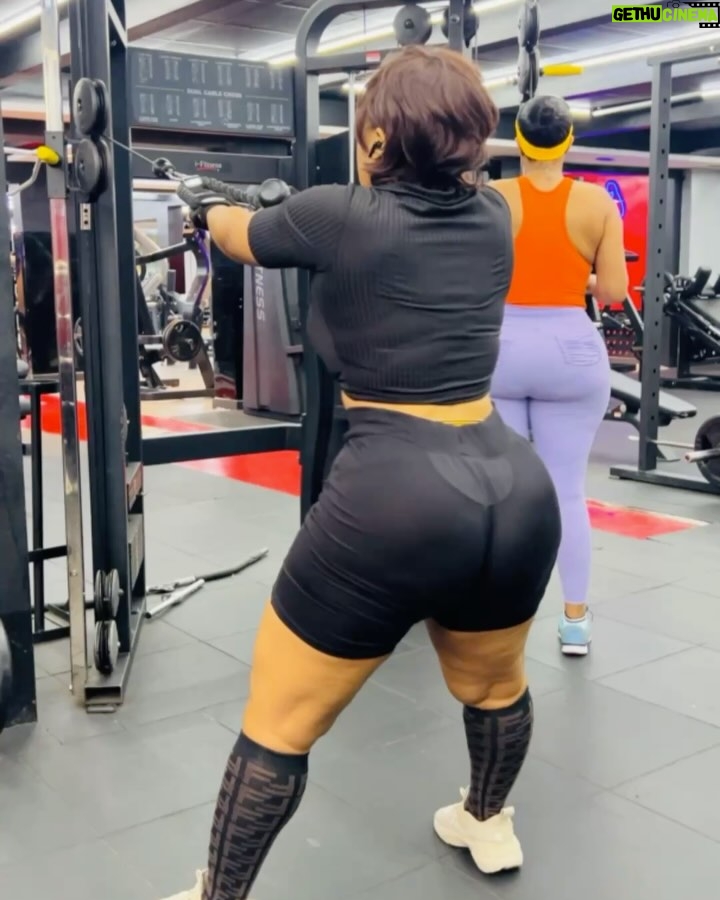 Moyo Lawal - 16.1K Likes - Slide 2 is what I really do throughout my workout 🙈then d last slide seems to be a fav🤷♂️…. How I still get amazing results is totally beyond me 🤣🤣my trainer has seen sege in this life eeeeh …. …. P.s if like me , you have naturally fat wobbly thighs and you are not doing any of this workouts …. I don’t even know what to tell you 🥹🥹…. Yes … my body is still paining me 😭🥹everywhere 🤷♂️
Skinplug @moyolawalplus
#Gymgirlie