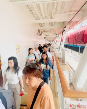 Moyo Lawal Instagram - Cruise ship to Malaysia time for the bday girl @maryremmynjoku 
#Wisermary  with the team @uzee_usman @chiemela33 
P.s I had to use raw sound because the entertainment they used to welcome us on the ship eeeh 🤣🤣🤣… p.s we were the only black people on the ship 🤣🤣…