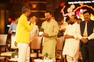 Mrinal Kulkarni Instagram - Honoured to have the esteemed presence of Hon'ble Deputy Chief Minister of Maharashtra, Shri Eknath Shinde, and Shri Jaykumar Gore, Minister of Rural Development and Panchayati Raj Department, who graced the occasion with their inspiring presence. A heartfelt thank you to all the dignitaries who joined us on stage and were felicitated for their unwavering commitment to progress and public service, making the event truly memorable and meaningful. 

➡️ Save the date: May 2 - May 4
➡️ mahaparyatanutsav.com 

महा पर्यटन उत्सव—नेतृत्वाचा सन्मान आणि प्रगतीची प्रेरणा!

माननीय उपमुख्यमंत्री श्री. एकनाथ शिंदे आणि ग्रामीण विकास व पंचायत राज मंत्री श्री. जयकुमार गोरे यांच्या प्रेरणादायी उपस्थितीने सोहळ्याला वैभव प्राप्त झाले! लोकसेवेसाठी त्यांच्या अविरत योगदानाचा गौरव करताना, सर्व मान्यवरांना प्रगती आणि सेवाभावी कार्यासाठी सन्मानित करण्यात आले! यांच्या सहकार्याने हा उत्सव अविस्मरणीय आणि प्रेरणादायी ठरला आहे!

📅 २ मे २०२५ - ४ मे २०२५
➡️ संपर्क : mahaparyatanutsav.com

#MahaParayatanUtsav #MahaParayatanUtsav2025 #Mahabaleshwar #MahabaleshwarFestival #Maharashtra #MaharashtraTourism #DiscoverMahabaleshwar #CelebrateInMahabaleshwar #SahyadriVibes #FestivalInTheHills