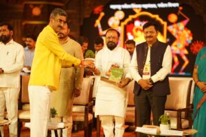 Mrinal Kulkarni Instagram - Honoured to have the esteemed presence of Hon'ble Deputy Chief Minister of Maharashtra, Shri Eknath Shinde, and Shri Jaykumar Gore, Minister of Rural Development and Panchayati Raj Department, who graced the occasion with their inspiring presence. A heartfelt thank you to all the dignitaries who joined us on stage and were felicitated for their unwavering commitment to progress and public service, making the event truly memorable and meaningful. 

➡️ Save the date: May 2 - May 4
➡️ mahaparyatanutsav.com 

महा पर्यटन उत्सव—नेतृत्वाचा सन्मान आणि प्रगतीची प्रेरणा!

माननीय उपमुख्यमंत्री श्री. एकनाथ शिंदे आणि ग्रामीण विकास व पंचायत राज मंत्री श्री. जयकुमार गोरे यांच्या प्रेरणादायी उपस्थितीने सोहळ्याला वैभव प्राप्त झाले! लोकसेवेसाठी त्यांच्या अविरत योगदानाचा गौरव करताना, सर्व मान्यवरांना प्रगती आणि सेवाभावी कार्यासाठी सन्मानित करण्यात आले! यांच्या सहकार्याने हा उत्सव अविस्मरणीय आणि प्रेरणादायी ठरला आहे!

📅 २ मे २०२५ - ४ मे २०२५
➡️ संपर्क : mahaparyatanutsav.com

#MahaParayatanUtsav #MahaParayatanUtsav2025 #Mahabaleshwar #MahabaleshwarFestival #Maharashtra #MaharashtraTourism #DiscoverMahabaleshwar #CelebrateInMahabaleshwar #SahyadriVibes #FestivalInTheHills