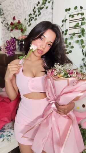Muskan Karia Instagram - my gulabi pookie era 🎀
#flowers #transition