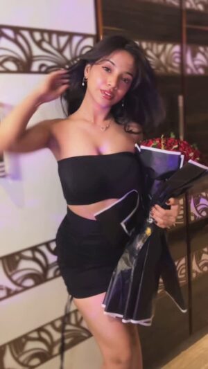 Muskan Karia Instagram - can you believe i’m 6’2?🤭