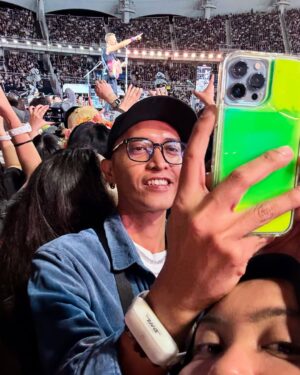 Nadia Aqilah Instagram - Priceless night I wouldn’t trade for anything. Thanks for the super early birthday present dude @nadiraaqilah 🤘🏽 

My left and right forever 💛