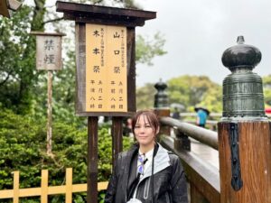 Nanase Aikawa Instagram - 第63回式年遷宮の一連の祭事の始まりを知らせる「山口祭」が内宮にて、本日行われました。

念願の「子良」を見られたことが感無量です。

しかし、本日伊勢は台風並みの大荒れのお天気。☂️🌀
大雨の中、LEICAを守りながらも夢中でシャッター切りました📷お化粧も全て流れ落ちました🫠

祭式を見ながら、今から10年くらい前に中西正幸先生に、神宮の祭りについて教えてもらった日々を思い出しました。

点と点が繋がるように
昔教えてもらったことと
目の前に展開される祭儀の全てが繋がっていき感動しました。

今日を皮切りに、ここから8年の月日の中でお祭りが一つ一つ行われて行きます。

終わったあとは赤福でホッと一息🍵

#伊勢神宮
#遷宮
#LEICA
#伊勢志摩アンバサダー