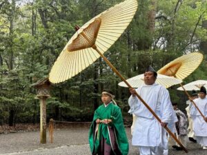 Nanase Aikawa Instagram - 第63回式年遷宮の一連の祭事の始まりを知らせる「山口祭」が内宮にて、本日行われました。

念願の「子良」を見られたことが感無量です。

しかし、本日伊勢は台風並みの大荒れのお天気。☂️🌀
大雨の中、LEICAを守りながらも夢中でシャッター切りました📷お化粧も全て流れ落ちました🫠

祭式を見ながら、今から10年くらい前に中西正幸先生に、神宮の祭りについて教えてもらった日々を思い出しました。

点と点が繋がるように
昔教えてもらったことと
目の前に展開される祭儀の全てが繋がっていき感動しました。

今日を皮切りに、ここから8年の月日の中でお祭りが一つ一つ行われて行きます。

終わったあとは赤福でホッと一息🍵

#伊勢神宮
#遷宮
#LEICA
#伊勢志摩アンバサダー