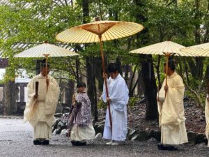 Nanase Aikawa Instagram - 第63回式年遷宮の一連の祭事の始まりを知らせる「山口祭」が内宮にて、本日行われました。

念願の「子良」を見られたことが感無量です。

しかし、本日伊勢は台風並みの大荒れのお天気。☂️🌀
大雨の中、LEICAを守りながらも夢中でシャッター切りました📷お化粧も全て流れ落ちました🫠

祭式を見ながら、今から10年くらい前に中西正幸先生に、神宮の祭りについて教えてもらった日々を思い出しました。

点と点が繋がるように
昔教えてもらったことと
目の前に展開される祭儀の全てが繋がっていき感動しました。

今日を皮切りに、ここから8年の月日の中でお祭りが一つ一つ行われて行きます。

終わったあとは赤福でホッと一息🍵

#伊勢神宮
#遷宮
#LEICA
#伊勢志摩アンバサダー