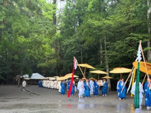 Nanase Aikawa Instagram - 第63回式年遷宮の一連の祭事の始まりを知らせる「山口祭」が内宮にて、本日行われました。

念願の「子良」を見られたことが感無量です。

しかし、本日伊勢は台風並みの大荒れのお天気。☂️🌀
大雨の中、LEICAを守りながらも夢中でシャッター切りました📷お化粧も全て流れ落ちました🫠

祭式を見ながら、今から10年くらい前に中西正幸先生に、神宮の祭りについて教えてもらった日々を思い出しました。

点と点が繋がるように
昔教えてもらったことと
目の前に展開される祭儀の全てが繋がっていき感動しました。

今日を皮切りに、ここから8年の月日の中でお祭りが一つ一つ行われて行きます。

終わったあとは赤福でホッと一息🍵

#伊勢神宮
#遷宮
#LEICA
#伊勢志摩アンバサダー