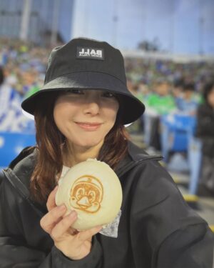 Nanase Aikawa Instagram - 神宮2連戦してきました😊⚾️
本日勝ちました☺️
延長の末、牧のホームラン🏟️😚😭

つばちゃんの豚まんとても大きい😊

#横浜愛
#つばちゃんいなくてさみしい
