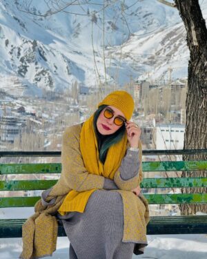 Nasim Adabi Instagram - #زمستان#فصل_زیبا#برف#زیبایی#سرما#نسیم#زن#عشق#شمشک#فصل_زیبای_شکفتن #مهرباف#بافتنی#زیبایی#دوخت#خلاقیت#ذهن_زیبا_زندگی_زیبا 
ممنون از دوستان عزیزم 
دوستان مهرباف با بافت های زیبا و خوشرنگ و باسلیقه
@mehrbaf