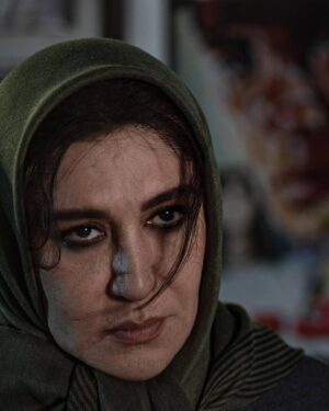 Nasim Adabi Instagram - امسال با فیلم سینمایی شاه نقش در جشنواره حضور دارم فیلمی که با زحمت و انرژی و عشق همه عوامل از کارگردان و تهیه کننده تا تک تک عوامل و بازیگران ساخته شد
فیلمی متفاوت و نقشی که بسیار دوستش دارم
خوشحال میشم فیلم را ببینید و نظراتتان را کامنت بگذارید
ساعت و سینماهای اکران را براتون استوری می‌کنم 
کارگردان:شاهد احمد لو
تهیه کننده:علی قائم مقامی
بازیگران:بهرنگ علوی.هومن برق نورد.نسیم ادبی.مینا وحید.محمد متوسلانی.شهرام قائدی.عنایت بخشی.رضا رویگری و ….