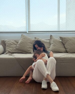 Nathalia Dill Instagram - Ser mãe é cuidar sem medida. Neste Dia das Mães, retribua com o conforto e o estilo de @modareultraconfortooficial.  Porque quem cuida de tudo também merece cuidado.

#diadasmaes #modareultraconforto publicidade