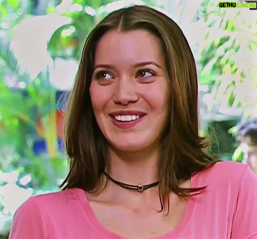 Nathalia Dill - 50.8K Likes - ‘Malhação’ fazendo 30 anos e em 2008 eu tava lá! Cheia de emoção, vivendo intensamente cada cena - e cada crise adolescente. Foi caótico, foi lindo e foi o começo de muita coisa. Obrigada a quem embarcou nessa viagem comigo e com Debora Rios - seguindo o legado de Maria de Fátima e pavimentando para a Mary de Faty. 

E sim, eu sobrevivi ao figurino anos 2000. 

#malhaçao