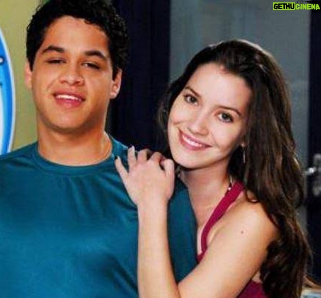 Nathalia Dill - 50.8K Likes - ‘Malhação’ fazendo 30 anos e em 2008 eu tava lá! Cheia de emoção, vivendo intensamente cada cena - e cada crise adolescente. Foi caótico, foi lindo e foi o começo de muita coisa. Obrigada a quem embarcou nessa viagem comigo e com Debora Rios - seguindo o legado de Maria de Fátima e pavimentando para a Mary de Faty. 

E sim, eu sobrevivi ao figurino anos 2000. 

#malhaçao