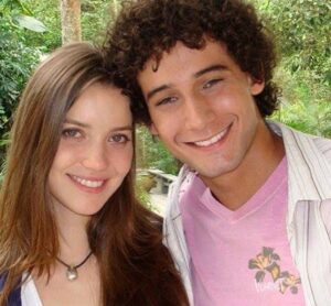 Nathalia Dill Instagram - ‘Malhação’ fazendo 30 anos e em 2008 eu tava lá! Cheia de emoção, vivendo intensamente cada cena - e cada crise adolescente. Foi caótico, foi lindo e foi o começo de muita coisa. Obrigada a quem embarcou nessa viagem comigo e com Debora Rios - seguindo o legado de Maria de Fátima e pavimentando para a Mary de Faty. 

E sim, eu sobrevivi ao figurino anos 2000. 

#malhaçao
