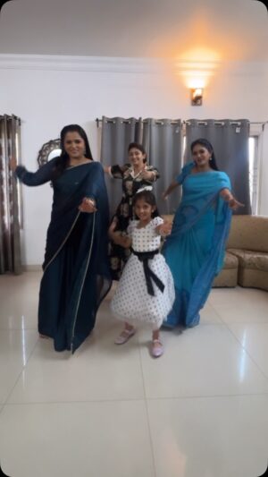 Navya Rao Instagram - And v r back 😉
#Vartmaan #Trending