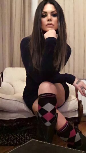 Nez Instagram - Çağdaş kadın , bilgiye ve bilime değer verir. Sürekli öğrenmeye açıktır, değişen dünyayı takip eder. Toplumsal cinsiyet eşitliğini savunur, hem kendi haklarını hem de başkalarının haklarını korumak için ses çıkarır. Düşüncelerini özgürce ifade ederken başkalarının haklarına da saygı duyar.
Cumhuriyetçi bir kadın için hukuk, adalet, demokrasi ve laiklik vazgeçilmezdir. Cumhuriyet değerlerini sadece bir yönetim şekli olarak değil, kadının toplumda eşit yurttaş olabilmesinin temel dayanağı olarak görür. Atatürk'ün "Dünyada her şey kadının eseridir" sözünü rehber edinir.

Güçlü bir kadın, gerektiğinde mücadele eder ama kibirli değil; özgüvenlidir. Yanlış yapmaktan korkmaz, hatalarından ders çıkarır. Kendi değerinin, sadece dış görünüşüyle değil, zekâsı, karakteri ve emeğiyle ölçüldüğünü bilir.
Aynı zamanda zarif, nazik ama gerektiğinde sınır çizebilen biridir. Hayatındaki insanları seçerken "benim değerime değer katan" kriterini kullanır. Kadın dayanışmasına inanır, diğer kadınları rakip değil, yoldaş görür.

Bilgili ve eğitimli,

Özgür ve bağımsız,

Cesur ama saygılı,

Demokrat ve eşitlikçi,

Kendine ve başkalarına değer veren,

Kendini sürekli geliştiren biri olmaktır mesele 

#senhangisisin