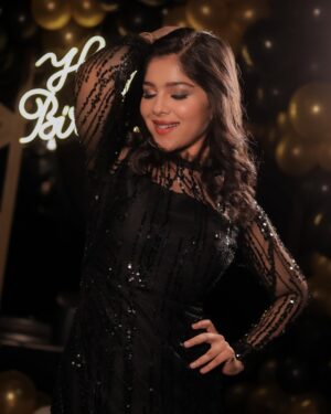 Niharika Chouksey Instagram - “20 and thriving!” 💃🖤 #swipe #formore 

Styled by @nishabedii ♥️
 
📍@hunkydory_barandkitchen 

📸 @portraitdeewana 

#niharikachouksey #birthdaybash #20 #party #instagood
