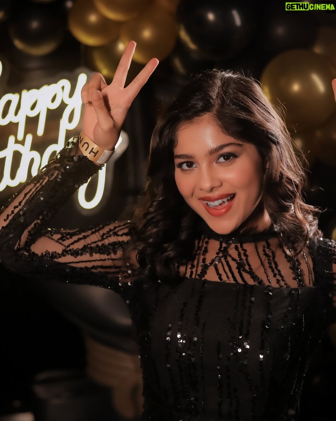 Niharika Chouksey - 9.6K Likes - “20 and thriving!” 💃🖤 #swipe #formore
Styled by @nishabedii ♥️
📍@hunkydory_barandkitchen
📸 @portraitdeewana
#niharikachouksey #birthdaybash #20 #party #instagood