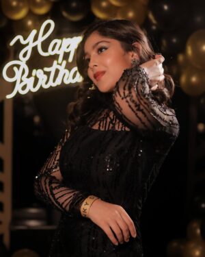 Niharika Chouksey Instagram - “20 and thriving!” 💃🖤 #swipe #formore 

Styled by @nishabedii ♥️
 
📍@hunkydory_barandkitchen 

📸 @portraitdeewana 

#niharikachouksey #birthdaybash #20 #party #instagood