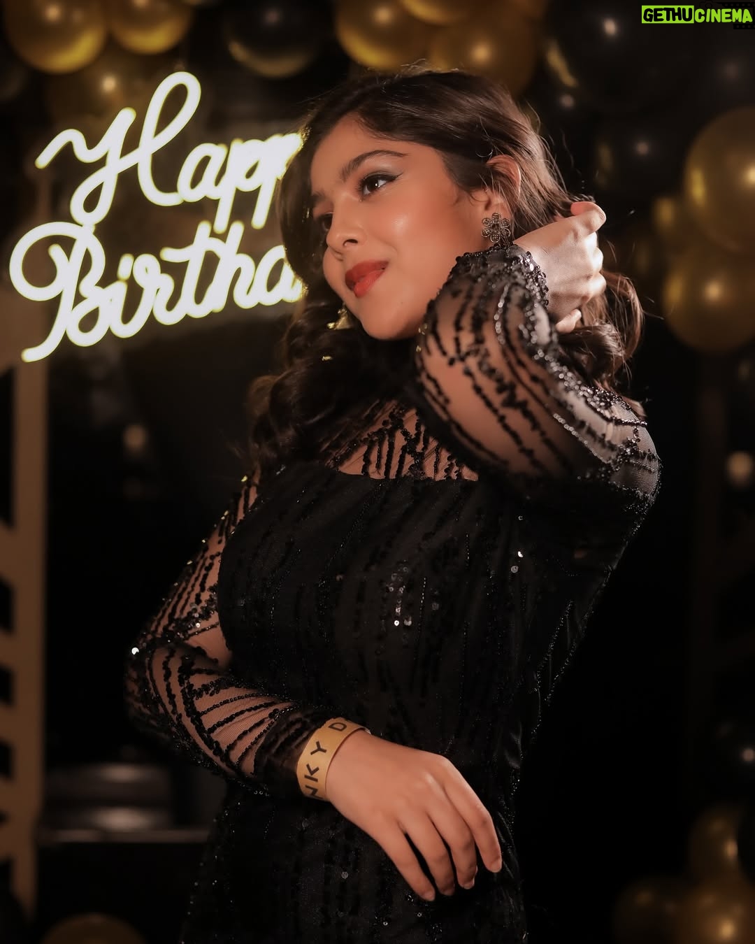Niharika Chouksey - 9.6K Likes - “20 and thriving!” 💃🖤 #swipe #formore
Styled by @nishabedii ♥️
📍@hunkydory_barandkitchen
📸 @portraitdeewana
#niharikachouksey #birthdaybash #20 #party #instagood