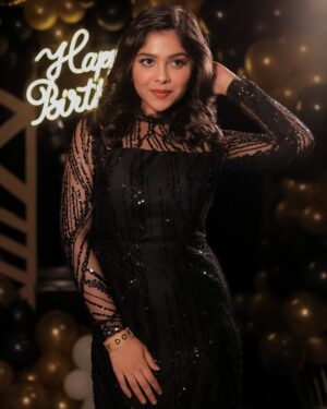 Niharika Chouksey Instagram - “20 and thriving!” 💃🖤 #swipe #formore 

Styled by @nishabedii ♥️
 
📍@hunkydory_barandkitchen 

📸 @portraitdeewana 

#niharikachouksey #birthdaybash #20 #party #instagood