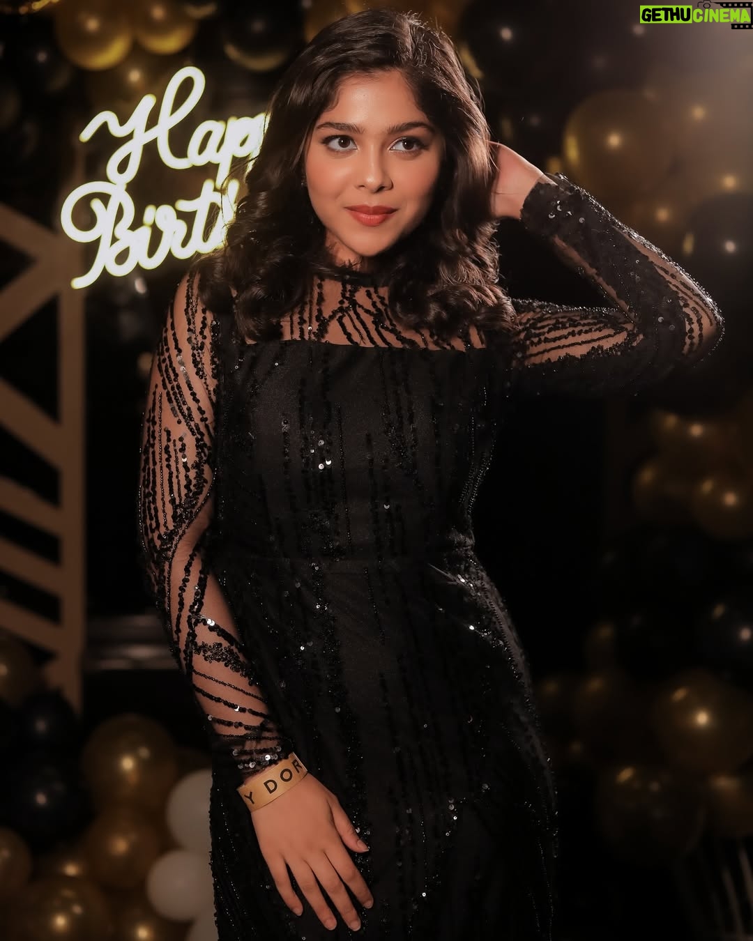 Niharika Chouksey - 9.6K Likes - “20 and thriving!” 💃🖤 #swipe #formore
Styled by @nishabedii ♥️
📍@hunkydory_barandkitchen
📸 @portraitdeewana
#niharikachouksey #birthdaybash #20 #party #instagood