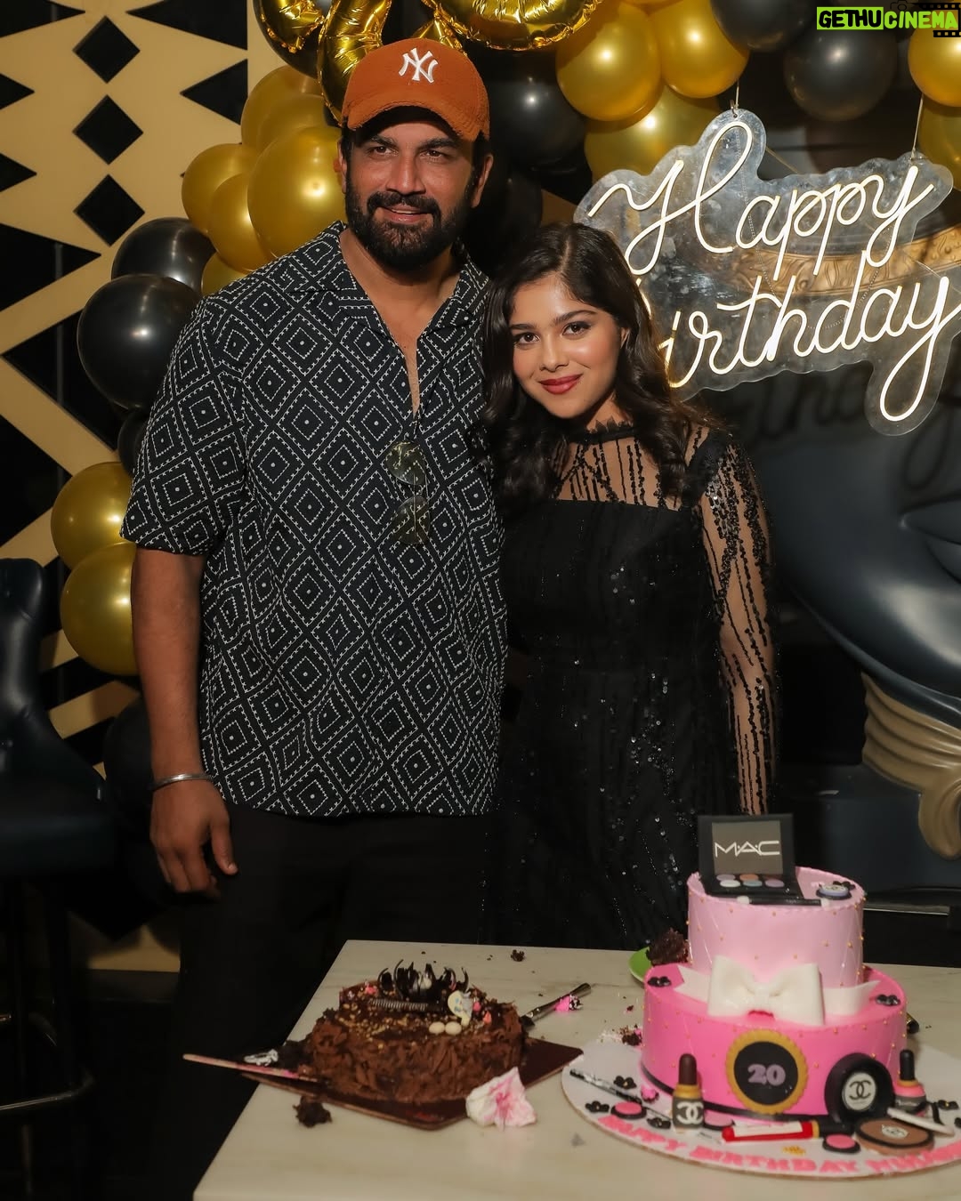 Niharika Chouksey - 9.6K Likes - “20 and thriving!” 💃🖤 #swipe #formore
Styled by @nishabedii ♥️
📍@hunkydory_barandkitchen
📸 @portraitdeewana
#niharikachouksey #birthdaybash #20 #party #instagood