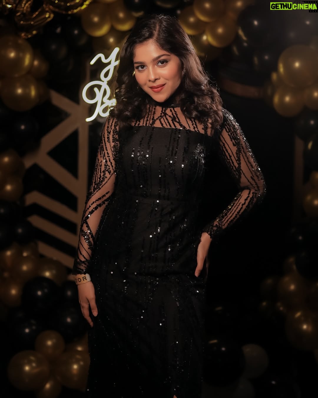 Niharika Chouksey - 9.6K Likes - “20 and thriving!” 💃🖤 #swipe #formore
Styled by @nishabedii ♥️
📍@hunkydory_barandkitchen
📸 @portraitdeewana
#niharikachouksey #birthdaybash #20 #party #instagood