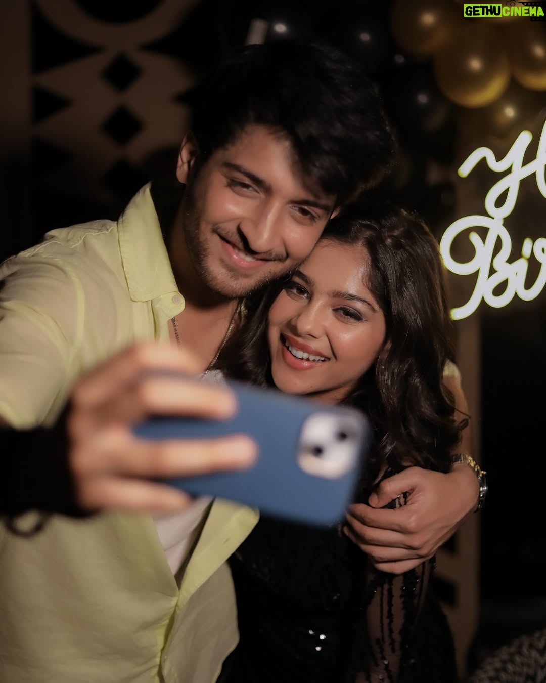Niharika Chouksey - 9.6K Likes - “20 and thriving!” 💃🖤 #swipe #formore
Styled by @nishabedii ♥️
📍@hunkydory_barandkitchen
📸 @portraitdeewana
#niharikachouksey #birthdaybash #20 #party #instagood